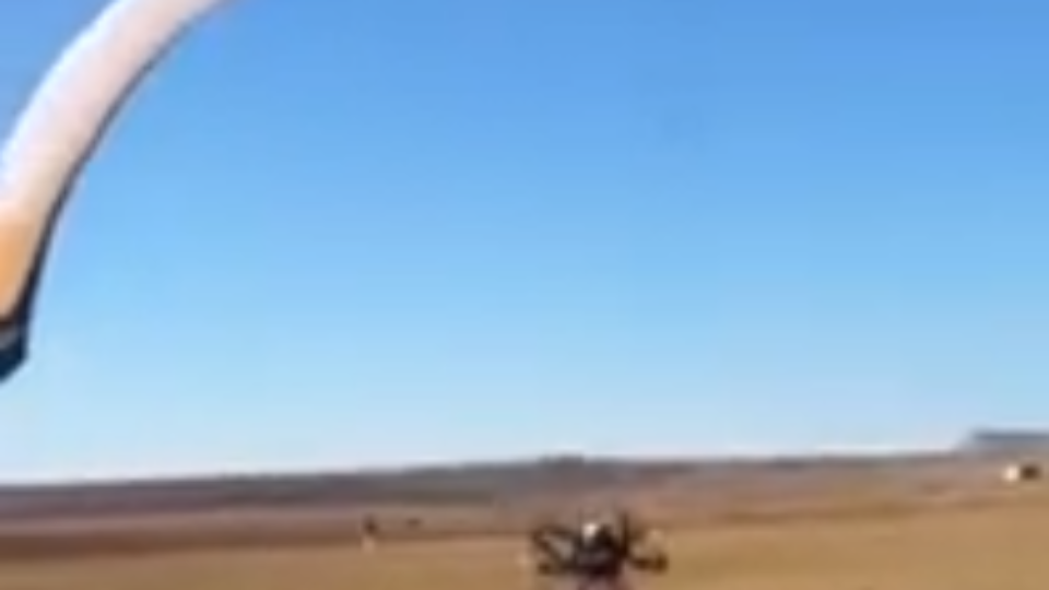 يمني يصنع طائرة