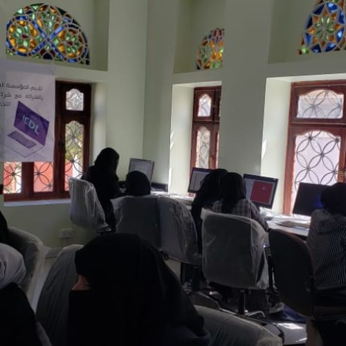تقيم المؤسسة العلمية لرعاية المبدعين (قطاع المرأة) بالشراكة مع منصة اليمن للتكنولوجيا الدورة التدريبية في مجال رخصة الحاسوب بمركز دار الرحمة لليتيمات