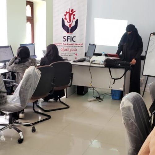 تقيم المؤسسة العلمية لرعاية المبدعين (قطاع المرأة) بالشراكة مع منصة اليمن للتكنولوجيا الدورة التدريبية في مجال رخصة الحاسوب بمركز دار الرحمة لليتيمات