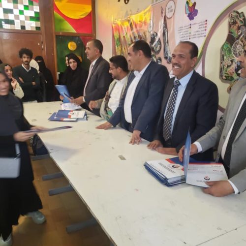 قامت المؤسسة العلمية لرعاية المبدعين اليوم بتكريم ورعاية مشاريع الطلاب بكلية الهندسة بجامعة صنعاء لمشروع حديقة ٢١ سبتمبر ومشروع إعادة تأهيل جامعة صنعاء