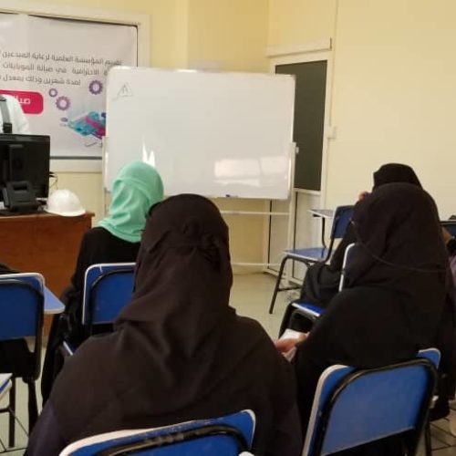 تقيم منصة اليمن للتكنولوجيا بالتعاون مع المؤسسة العلمية لرعاية المبدعين قطاع المرأة  الدورة الاحترافية في صيانة الموبايلات