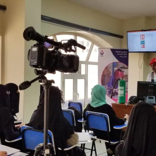 تقيم منصة اليمن للتكنولوجيا بالتعاون مع المؤسسة العلمية لرعاية المبدعين قطاع المرأة  الدورة الاحترافية في صيانة الموبايلات