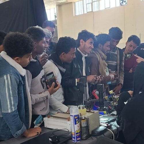 صور من الوفود الزائرة للمؤسسة العلمية لرعاية المبدعين في معرض سايتكس والطاقم المشارك في اليوم الثالث