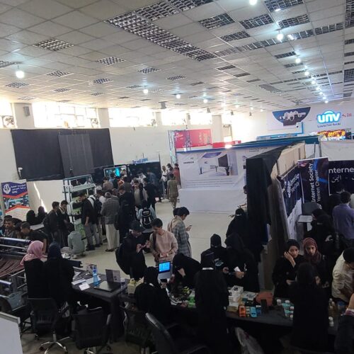 صور من الوفود الزائرة للمؤسسة العلمية لرعاية المبدعين في معرض سايتكس والطاقم المشارك في اليوم الثالث