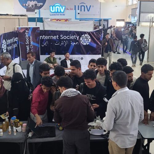 صور من الوفود الزائرة للمؤسسة العلمية لرعاية المبدعين في معرض سايتكس والطاقم المشارك في اليوم الثالث