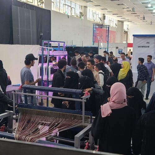 صور من الوفود الزائرة للمؤسسة العلمية لرعاية المبدعين في معرض سايتكس والطاقم المشارك في اليوم الثالث